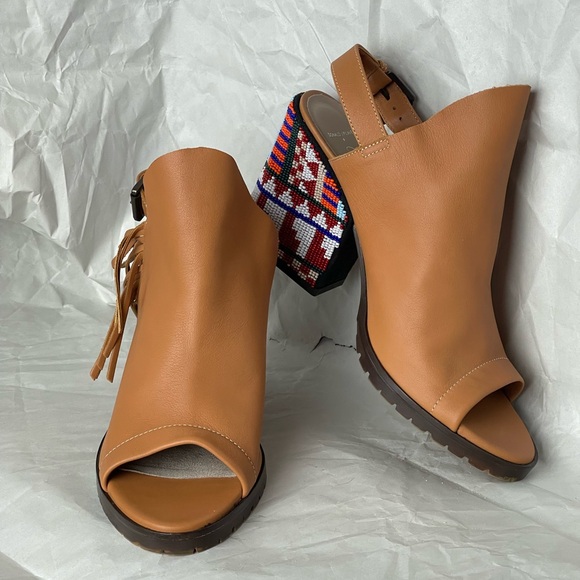 NWOT Donald J. Pliner OMARA Donald & Lisa Signature Beaded Block Heels Size 8.5 - Picture 1 of 17